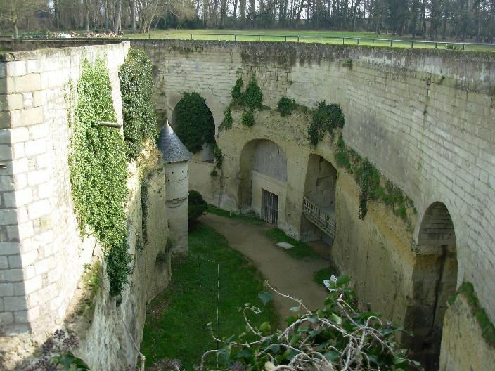 Vue du foss et des entres des caves
              souterraines.